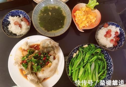 晒和儿子的日常晚餐,神评论:就看上你那碗米饭了!