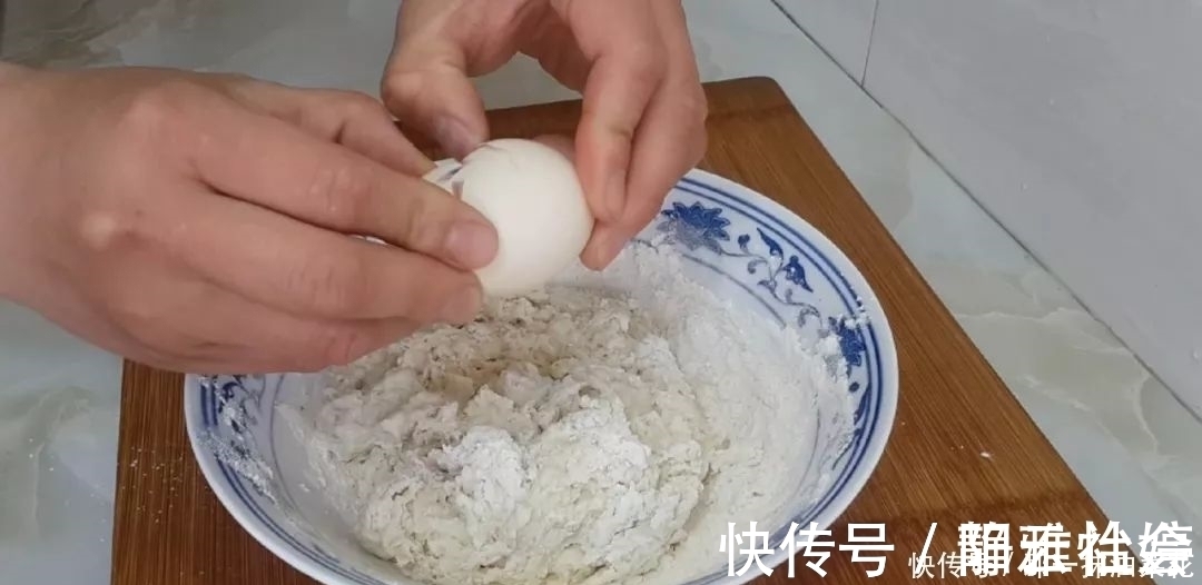 保鲜膜|早餐新吃法，面粉里加1个鸡蛋，放入冰箱冷藏，比油条麻花都好吃
