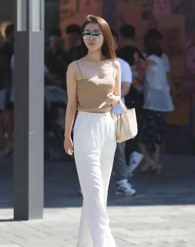 杏色吊带衫搭配白色休闲阔腿裤,感受到了青春美好