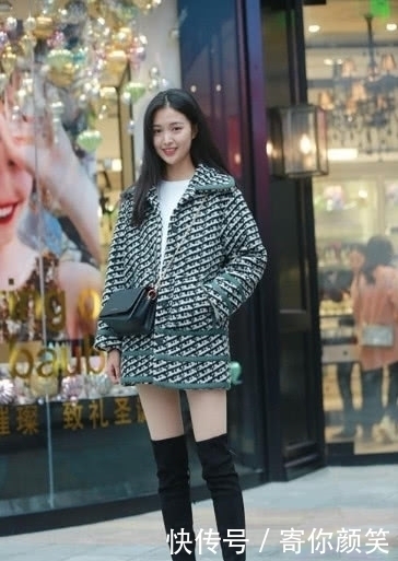 街拍:淡黄色秀发,美女轻微的侧着身子,看起来惊艳无比