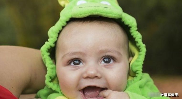 宝宝|宝宝吃手“津津有味”,该怎么办?到这个时期,发现吃手一定要管