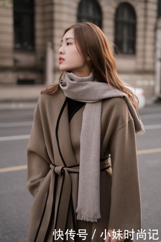 衣服大多|棕色大衣搭配黑色皮靴, 大方有气质!