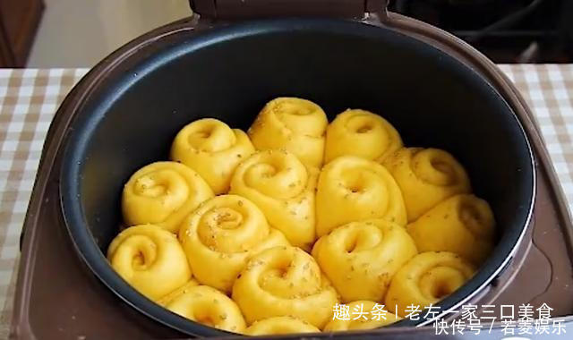 时间到松松软软的面包就做好了,和亲爱的家人一起享用吧!