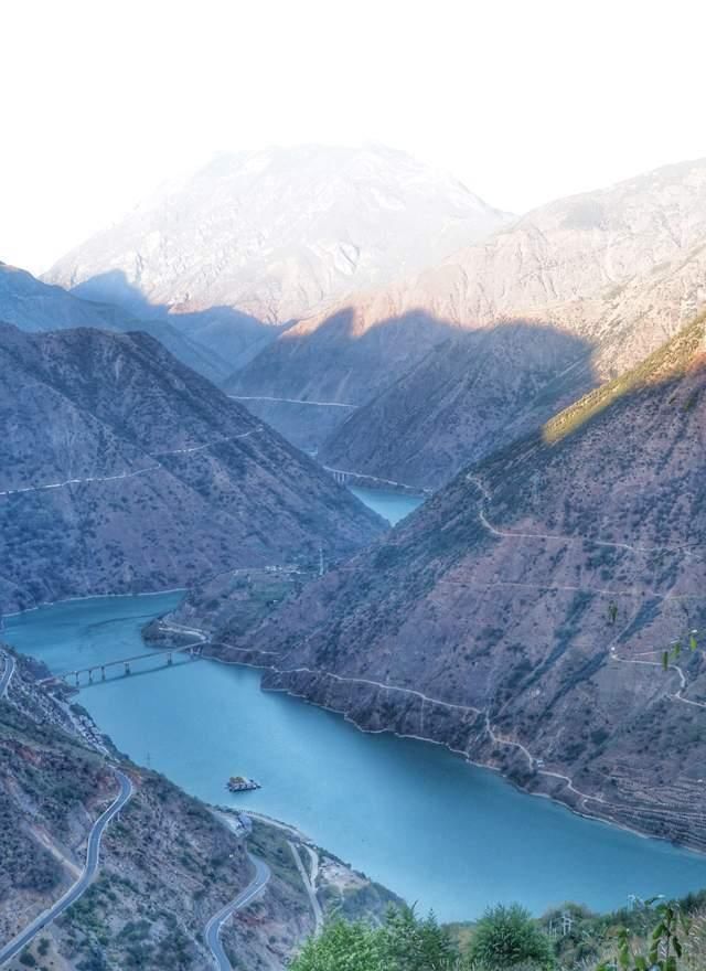 云南惊险十八弯，180度弯道，落差1000米，张艺谋电影取景