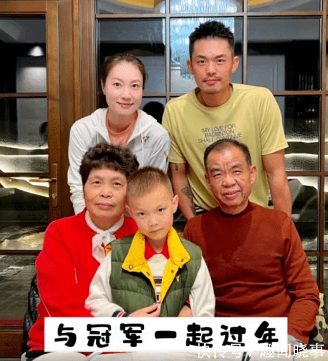 拜年|林丹携老婆儿子拜年,还亲自下厨给家人做饭,力破夫妻不和传闻