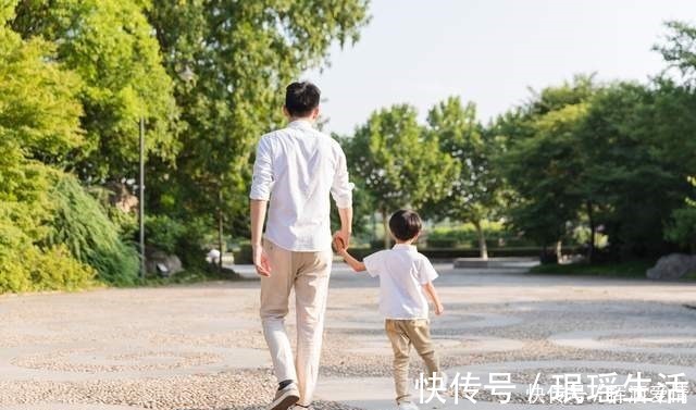 孩子|大鸡腿往嘴里一放,两岁萌娃背手学姥爷走路,气质拿捏得稳稳的