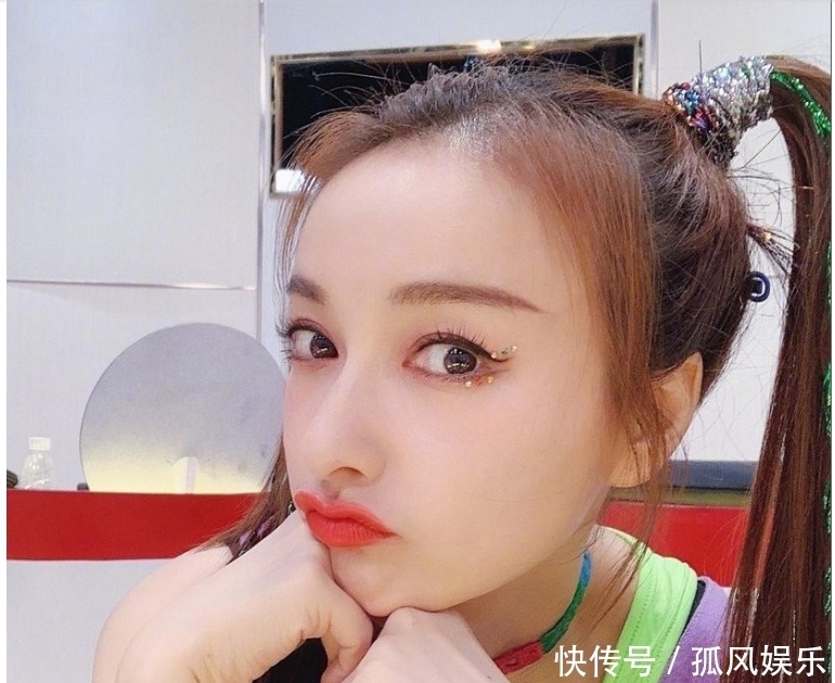 吴昕录节目痛哭,自责拖累妈妈被待定,若离开快本,她发展会怎样