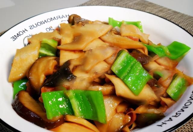 3样素菜一起炒,不放肉也很鲜美,简单营养鲜味足,大人小孩都爱