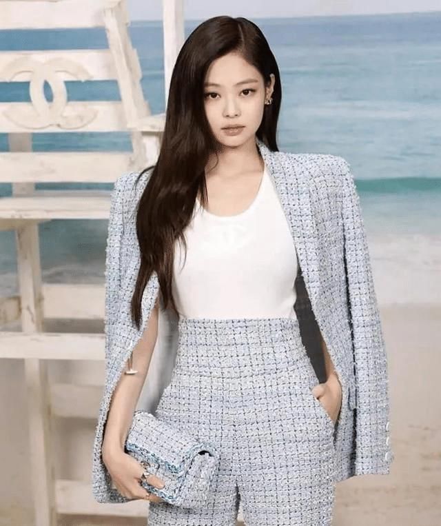 ?最近火了一种穿法叫：“小香风外套+裙子”，时髦高级还显瘦