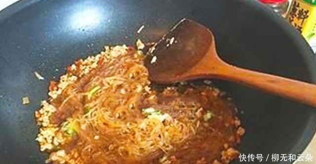 冬天,多让家人吃这菜,好吃还不贵,10元1大盘,鲜香滑嫩丝丝顺