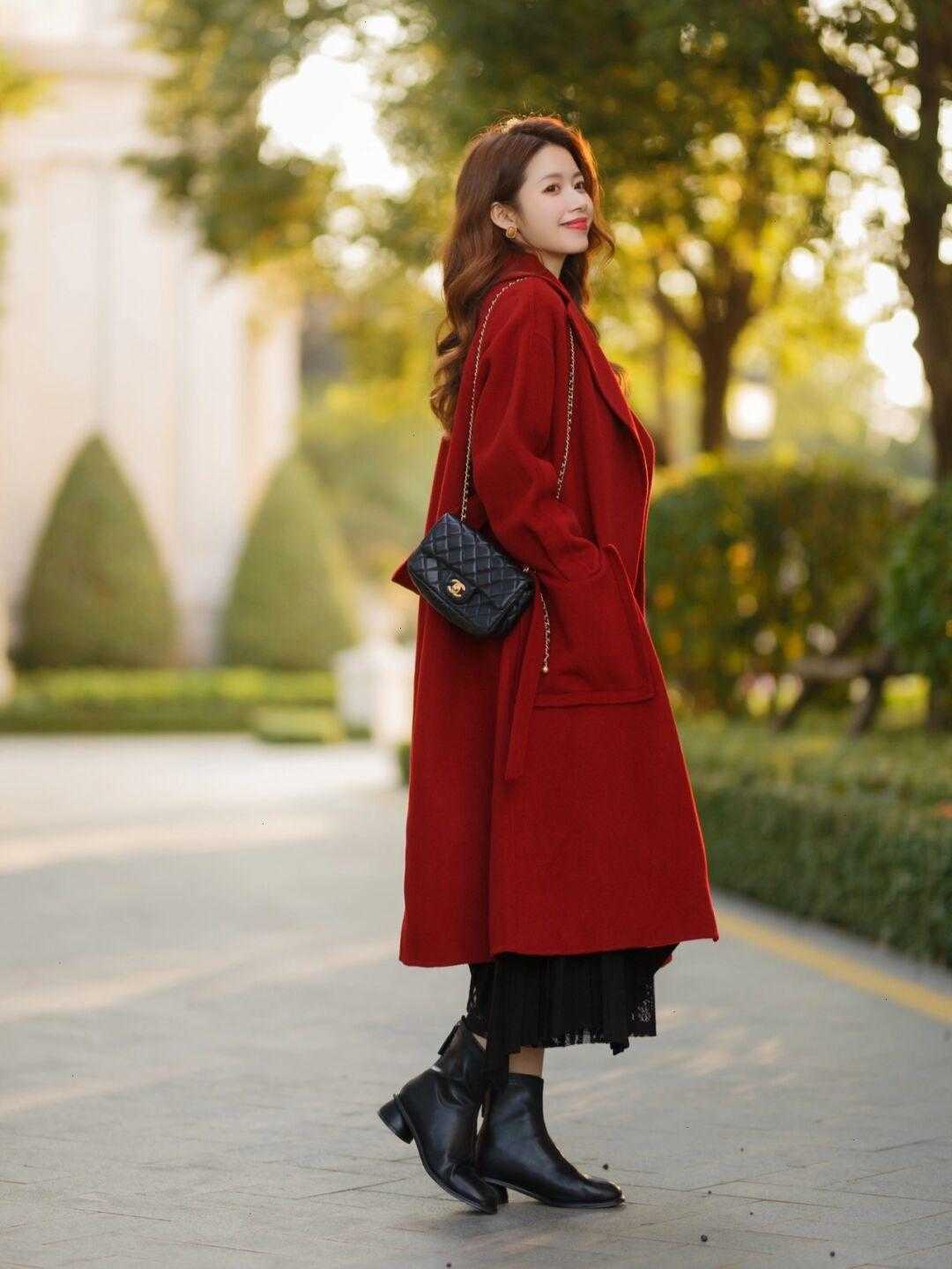 不过膝 降温了,红色大衣竟然这么气质,一看就离不开的穿搭,喜庆又显白
