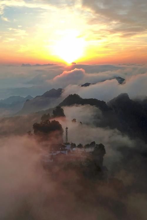 一场春雨，将张家界武陵源泼成了一幅幅山水画