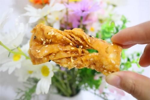 这小点心，外面卖12一斤，自己在家做，3元馄饨皮做一大筐