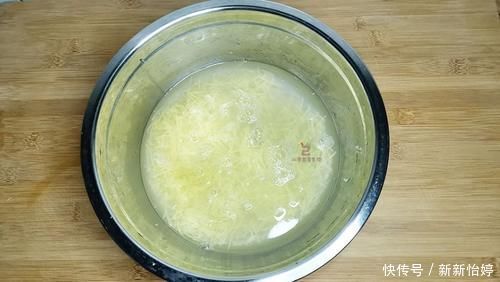 无论烙什么饼,和面时多加一种料,烙出的饼酥脆松软,凉了也不硬