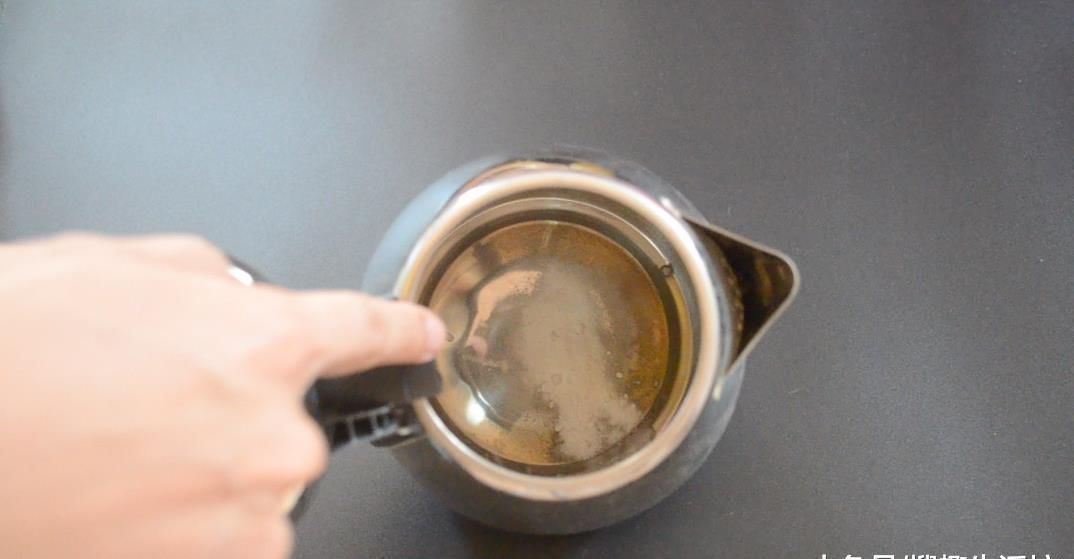 水壶里撒一把它, 水垢自动往下掉, 一年都不用刷水壶, 太实用了