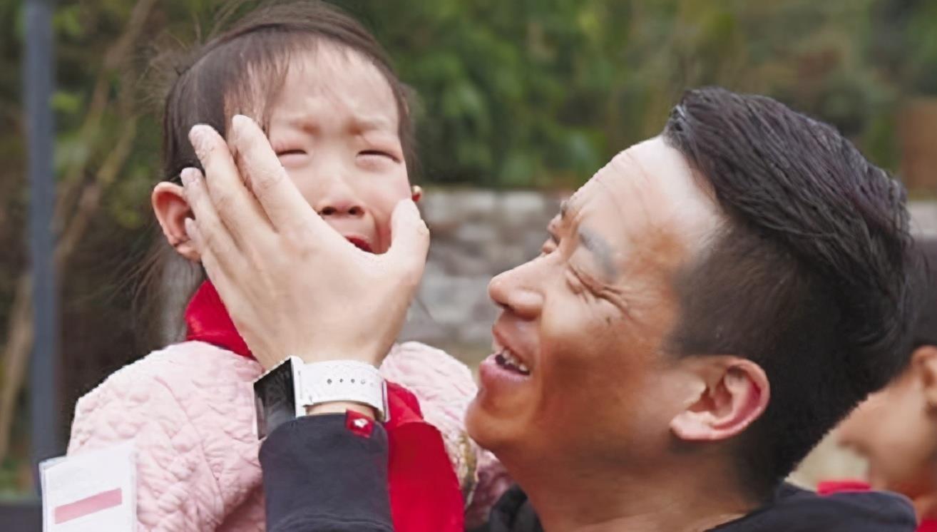 不紧不慢|宝宝“钻碗”火了,妈妈喂饭不紧不慢娃直接啃碗,网友:性子忒急