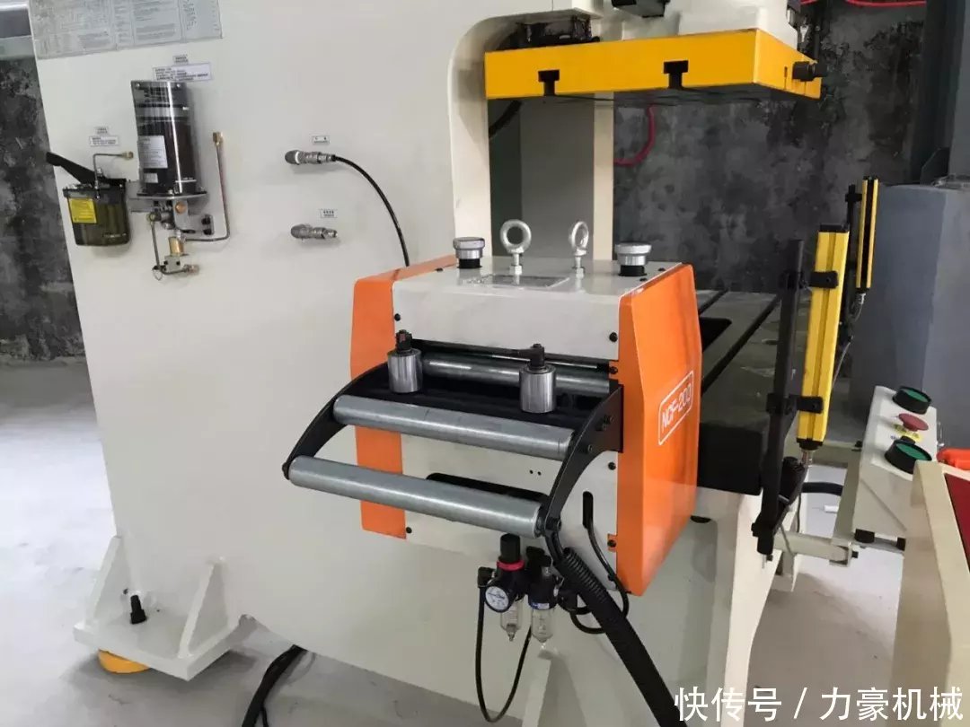 6,根据安装好的伺服送料机放松杆位置安装打杆,打杆要安装在冲床滑块