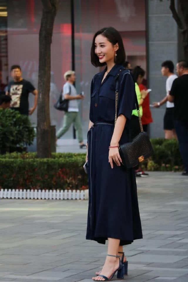 简洁美观的裙装搭配，穿着个性十足，轻松自若让你靓丽出行