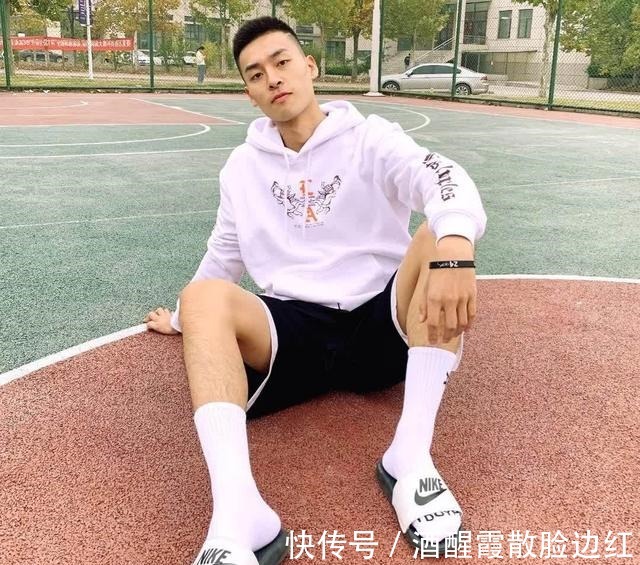 nba 体育生都爱“拖鞋+白袜”,如此土爆的搭配,为何这么受欢迎