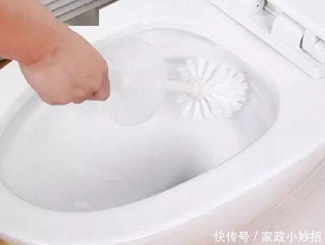 马桶用久了，黄渍顽固难清洗？撒点这“东西”，污垢异味轻松去除
