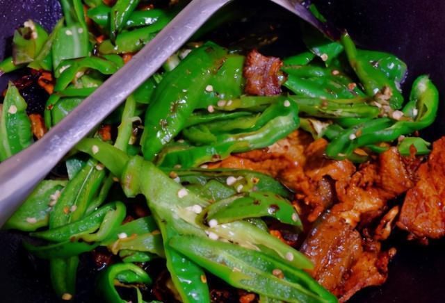 不管炒啥肉,别放淀粉腌制了,教你正确做法,肉鲜嫩还流汁