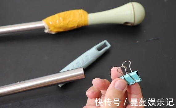 今天才发现，燕尾夹放在扫把上的妙用，解决家里麻烦事，省钱实用