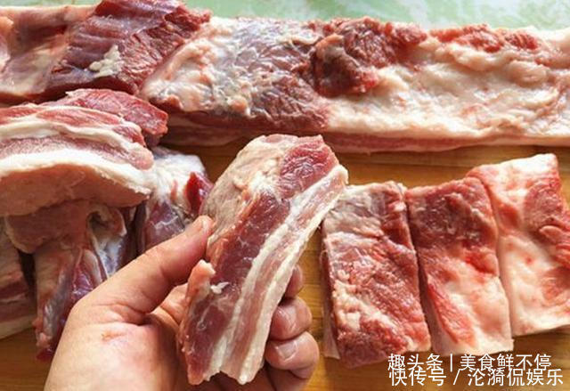 冻肉从冰箱里拿出来，可别直接用水泡！我教你一招，吃着很新鲜