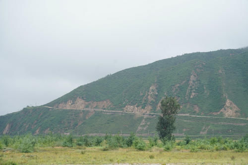 吉林延边隔江看朝鲜，有高楼也有农村矮房，带着浓浓的田园风情