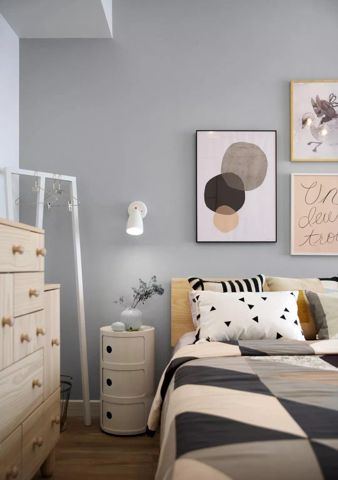 小户型|别看床头柜不起眼，小户型卧室没了它，总感觉少了什么