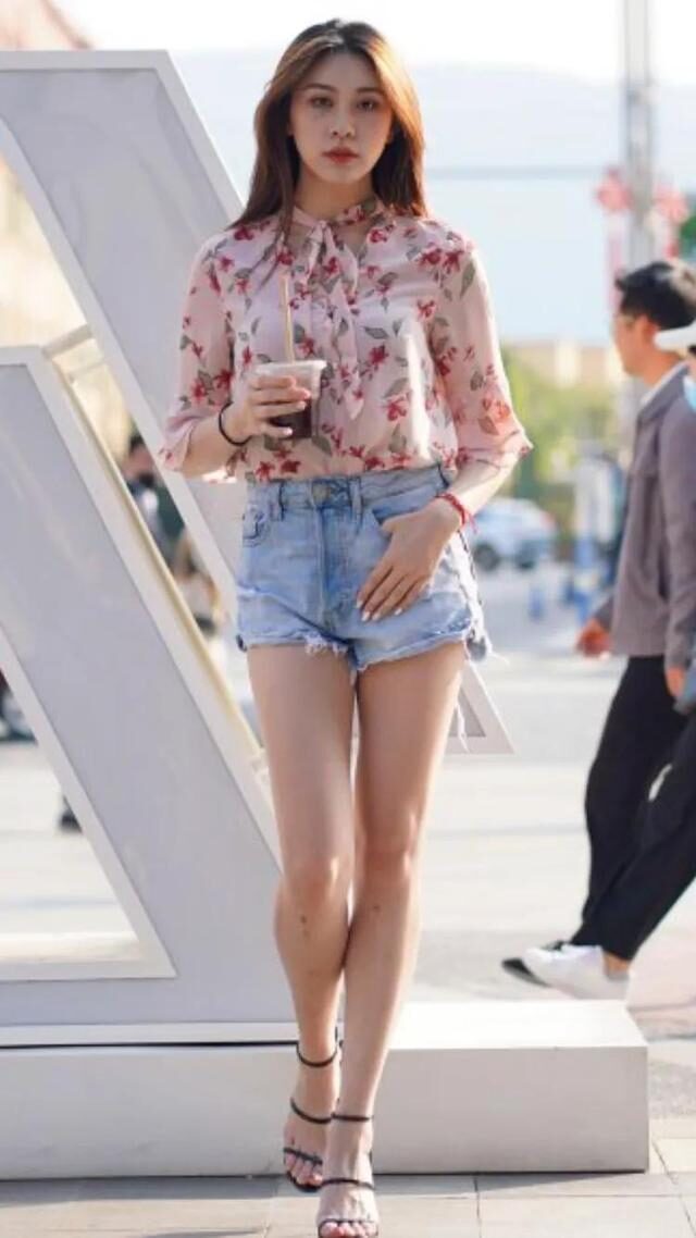 牛仔短裤 粉色碎花上衣搭牛仔短裤这样俏皮可爱少女感十足的穿搭,喜欢吗?