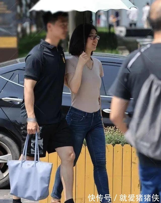 凸显|简洁大气的衬衫搭配牛仔裤,日常穿着凸显气质