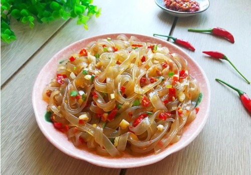  粉条别总炖猪肉了，粉条换个吃法，味道鲜美无比，两个儿子抢着吃