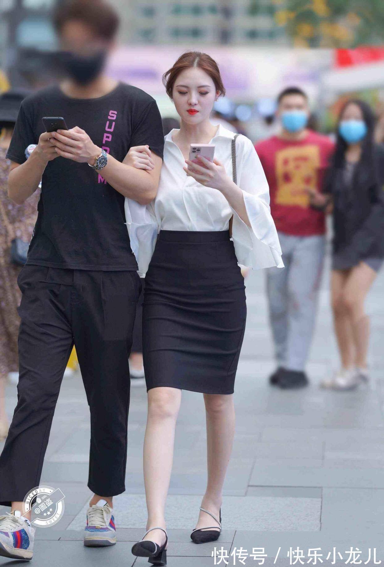 短裙 清新活泼的短裙装扮不乏气质感,带来轻松的美丽效果,不会过时