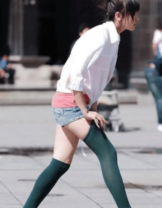 袜子|街拍见过边走边提裤子的,还真没见过边走边提袜子的