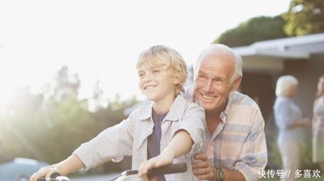 美国研究:长寿关键因素,与烟酒无关,也不是运动,就简单2个字