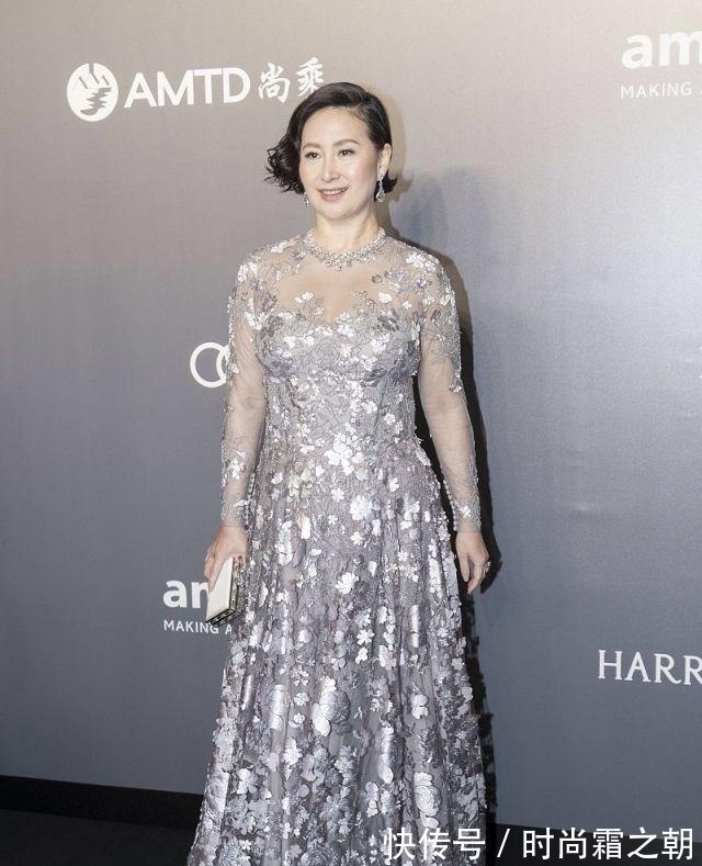 身材|何超琼肉感身材真有优势,穿银色薄纱连衣裙配短发,太有豪门气质