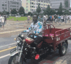 |搞笑GIF:自从有了女朋友 我就喜欢上了这条路