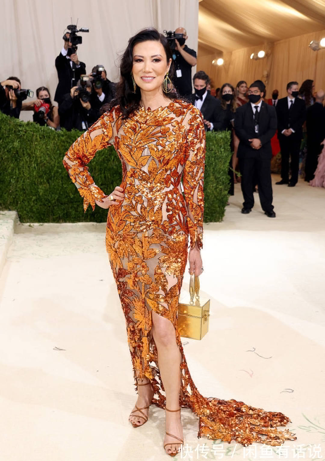 身材|邓文迪优雅亮相，穿薄纱亮片裙身材纤细，手拎“金盒”有名媛气场