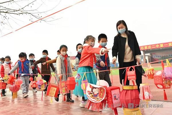 张灯结彩挂灯笼校园灯笼节展现民族文化魅力