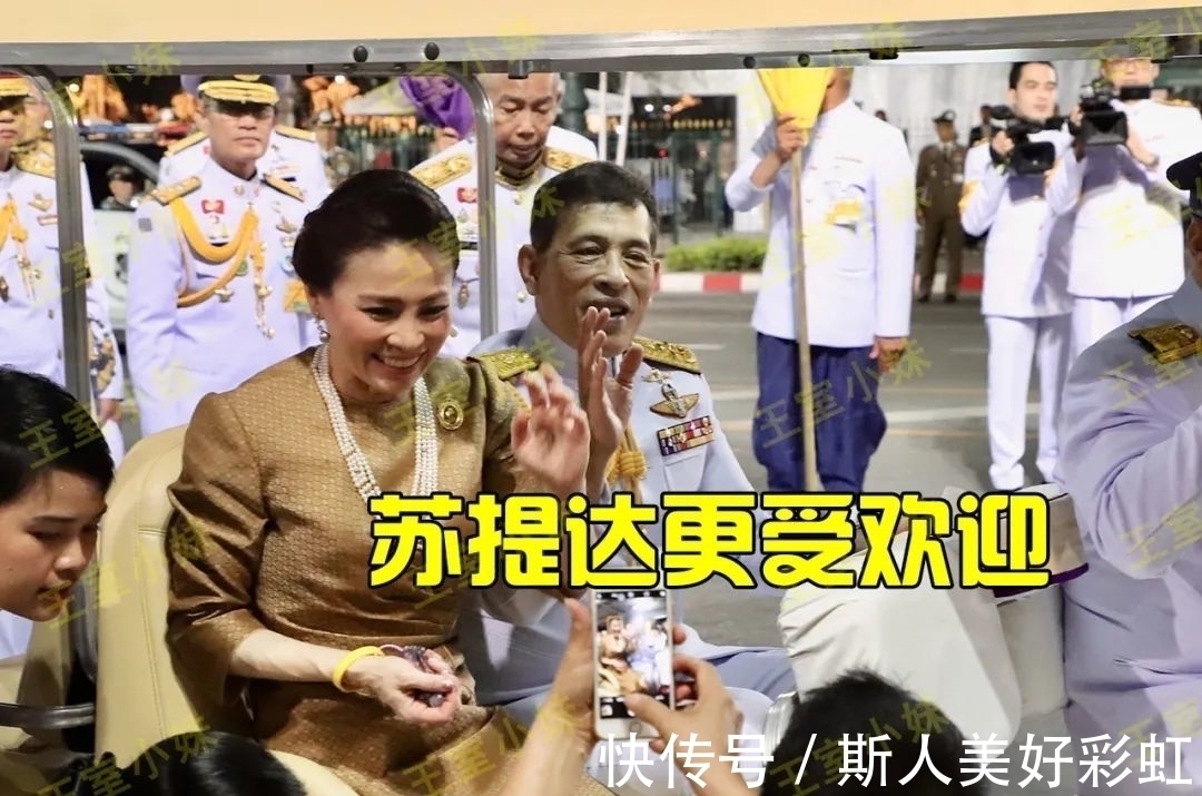 诗妮娜贵妃!诗妮娜给民众发纪念品,处心积虑向增加人气,却被丢垃圾桶真讽刺