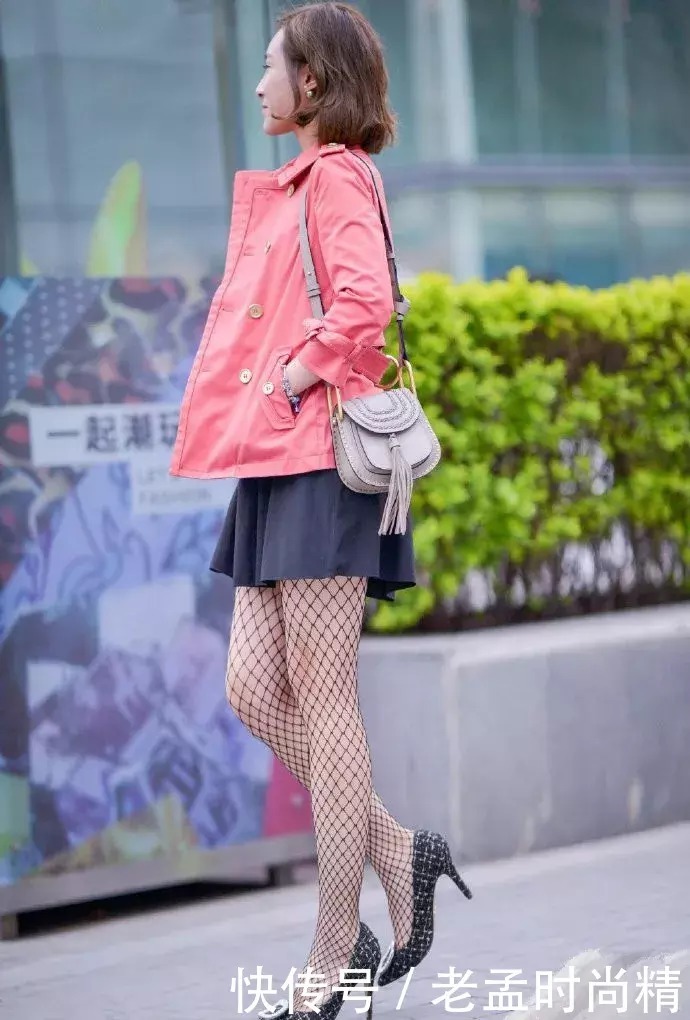街拍: 高跟鞋搭配短裙渔网袜, 轻松让女性拥有大长腿