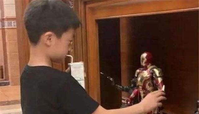 小李|“亲戚一场你计较啥”,熊孩子掰断 20万手办,受害者的处理太解气