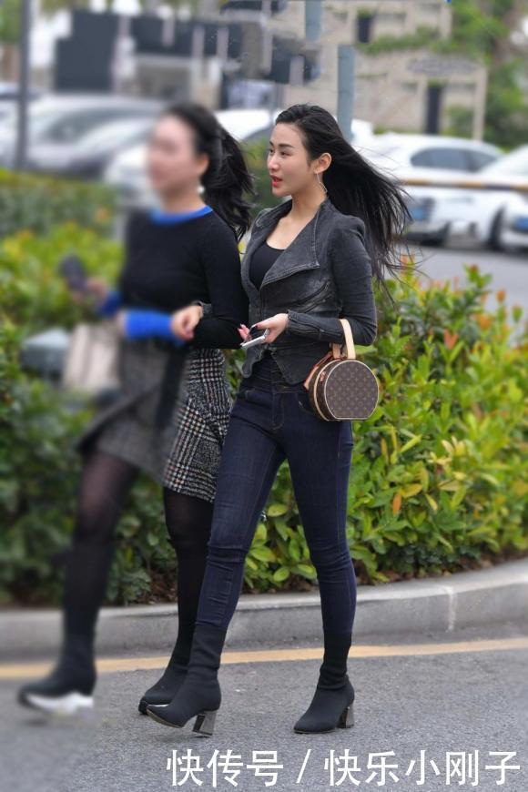 牛仔外套配修身牛仔裤,春季穿出好身材,美的帅气又成熟