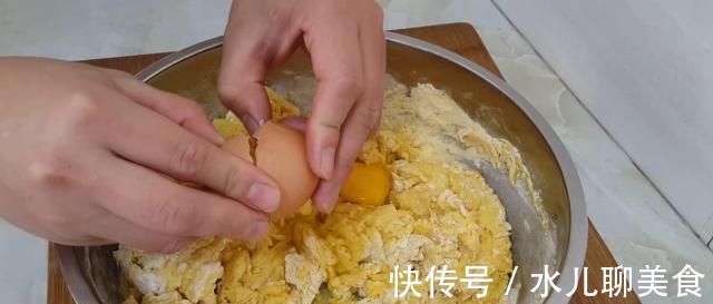 玉米面又出新吃法，教你简单一做，做法比面包简单，比蛋糕都好吃