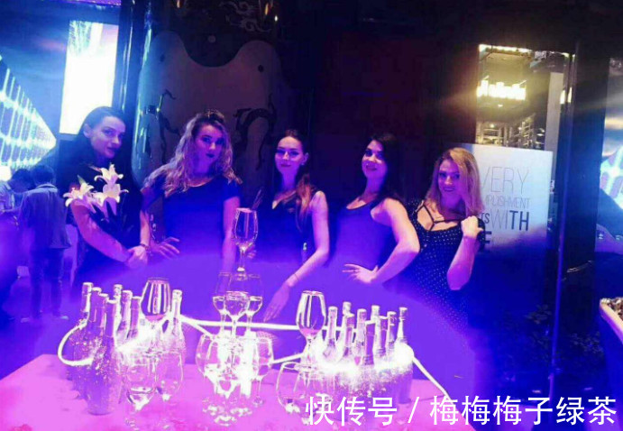包厢|KTV老板：9人带着电烤锅，包厢里吃起了烤肉，实体生意真难做