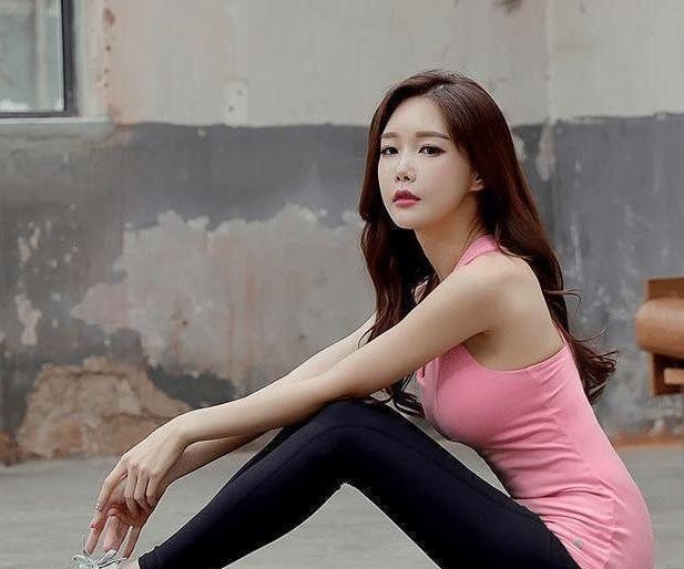 穿搭|街拍紧致穿搭的紧身打底裤美女,衬出你高挑修长的身材