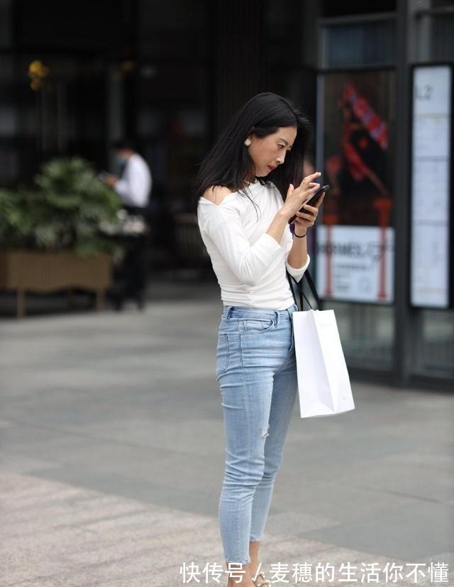 女神 背影女神其实很简单，收腰牛仔裤搭配修身白色T恤就很好看！