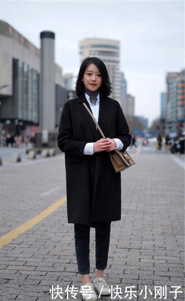 时尚穿搭,露腰装穿起来尽显身材魅力,显得特别时髦