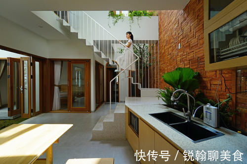 主卧|她住128㎡的联排别墅，家里3处天井，满眼绿色，像个植物园