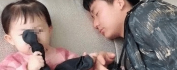 宝宝|爸爸闻袜子假装晕倒，宝宝也拿过来闻，神反应让人笑喷啦